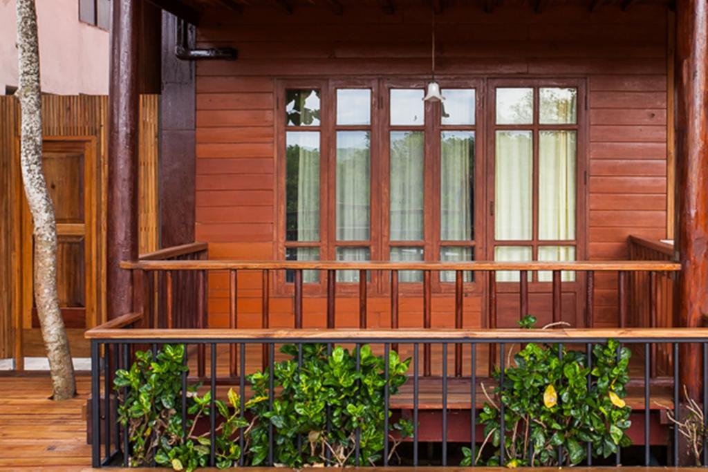 Riverhouse-The Teak House Mae Sariang Eksteriør billede